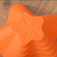 Buntes Kinderspielzeug in Form von rutschfesten Flusssteinen, bis 80kg belastbar. Es fördert das Gleichgewicht und kreatives Spiel im Kinderzimmer oder Garten.