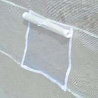 Aufrollbares Netzfenster am Foliengewächshaus für bessere Belüftung