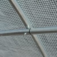 Detailansicht der stabilen Verbindung des verzinkten Stahlrohrrahmens