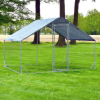 Robustes Freilaufgehege für Kleintiere mit stabilem Gitter.