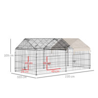 Beiges Freigehege mit integriertem Sonnenschutz aus Metall.
