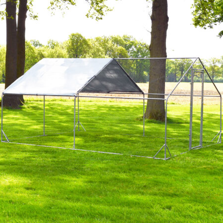 Riesiges Freigehege mit sicherem Zaun für Tiere im Garten.