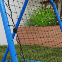 Blauer klappbarer Fussball Rebounder, vielseitig einsetzbar auch für Baseball, 63x63cm gross, ideal für flexible Trainingseinheiten.
