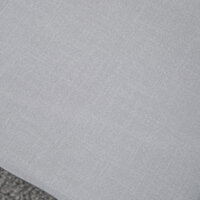 Eine graue Fussbank und Polsterhocker mit Holzbeinen.