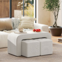 Ein 3-teiliger Fusshocker und Polsterhocker in Weiss.