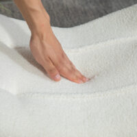Fusshocker gepolstert mit Fleece und Holzbeinen cremeweiss