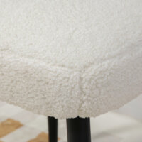 Ein quadratischer Fusshocker in Creme mit Kaschmir-Optik.