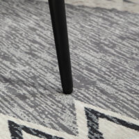 Ein dunkelgrauer, quadratischer Fusshocker in Kaschmir-Optik mit Stahlbeinen.