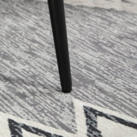 Ein hellgrauer, quadratischer Fusshocker in Kaschmir-Optik mit Stahlbeinen.