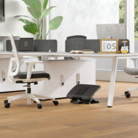 Fussstütze höhenverstellbar ergonomisch Homeoffice Schwarz – Produktfoto zeigt modernes Design, hochwertige Materialien und funktionale Eigenschaften ideal für Wohn- oder Arbeitsbereiche. Perfekt als Einrichtungsinspiration oder zur Produktpräsentation in einem Onlineshop.