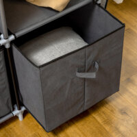 Eine dunkelgraue, faltbare Garderobe mit Reissverschluss, kompakt.