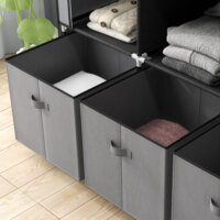 Eine dunkelgraue, faltbare Garderobe mit Reissverschluss, kompakt.