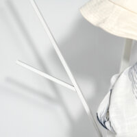 Ein weisser Garderobenständer aus Metall, Maße 45x45x180cm.