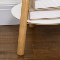 Ein Garderobenständer in Natur-Weiss mit integriertem Beistelltisch und Kleiderhaken.