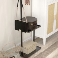 Ein schwarzer Garderobenständer mit Haken und einem Tablett, Maße 45x28x148cm.