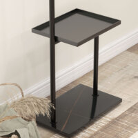 Ein schwarzer Garderobenständer mit Haken und einem Tablett, Maße 45x28x148cm.