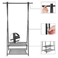 Kleiderständer mit Ablageflächen für Schuhe und Taschen.