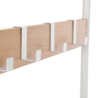 Garderobenständer mit Schuhablage und Haken, platzsparend und praktisch.