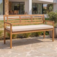Gartenbank aus massiver Akazie mit beigem Kissen