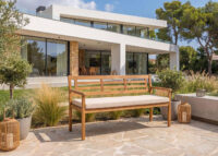 Gartenbank aus massiver Akazie mit beigem Kissen