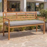 Gartenbank aus massiver Akazie mit grauem Kissen