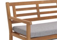 Gartenbank aus massiver Akazie mit grauem Kissen