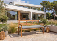 Gartenbank aus massiver Akazie mit grauem Kissen