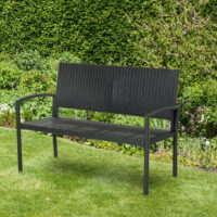 Schwarze 2-Sitzer Gartenbank aus Polyrattan, Maße 122x60x87cm.