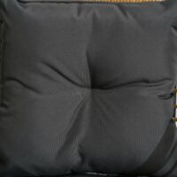 Modernes und gemütliches dreiteiliges Gartenmöbel-Set.