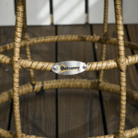 Modernes und gemütliches dreiteiliges Gartenmöbel-Set.