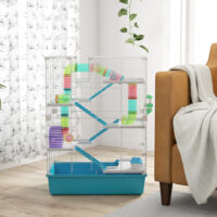 Hellblauer 6-stöckiger Hamsterkäfig mit Röhren und Laufrad, Masse 58x36x81cm.