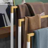 Weisser freistehender Handtuchhalter aus Stahl und Bambus mit 3 Stangen