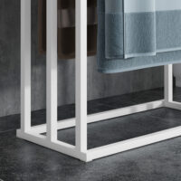 Weisser freistehender Handtuchhalter aus Stahl und Bambus mit 3 Stangen