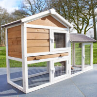 Stabiler Holzhasenstall mit Freigehege für gesunde Bewegung der Tiere.