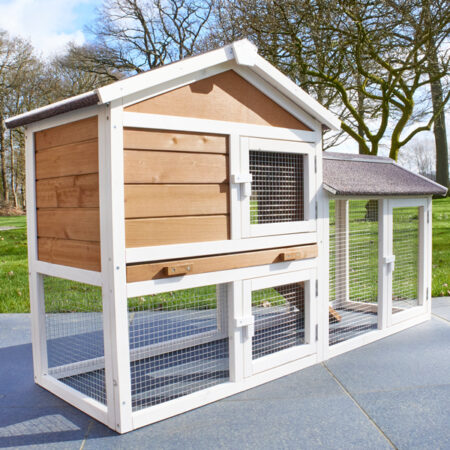 Stabiler Holzhasenstall mit Freigehege für gesunde Bewegung der Tiere.