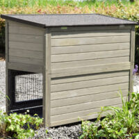 Rückseite des Hasenstalls Adrian mit wetterfestem Bitumendach und geschlossener Holzverkleidung.