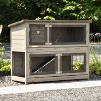 Hasenstall Adrian im Garten aufgestellt – dekoratives und funktionales Zuhause für Kaninchen im Freien.