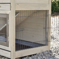 Seitlicher Zugang zum unteren Bereich des Hasenstalls Adrian mit stabiler Gittertür.