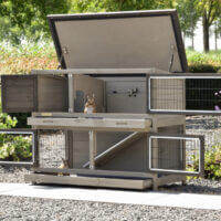 Komplett geöffneter Kaninchenstall Adrian mit großer Zugangsklappe und durchdachtem Innenaufbau.