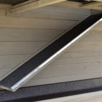 Rutschfeste Rampe im Hasenstall Adrian mit seitlichem Kantenschutz für sicheren Etagenwechsel.