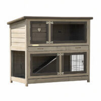 Hasenstall Adrian aus Holz mit Herzverzierung und Nageschutz, ideal für Kaninchen und Kleintiere.