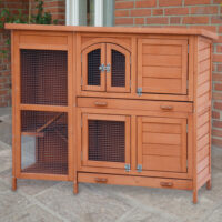 Holzhasenstall in Rot-Braun mit wetterfestem Dach und Türen für einfachen Zugang.