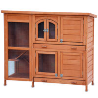 Holzhasenstall in Rot-Braun mit wetterfestem Dach und Türen für einfachen Zugang.