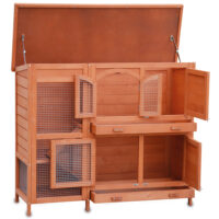 Holzhasenstall in Rot-Braun mit wetterfestem Dach und Türen für einfachen Zugang.