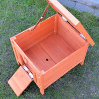 Hasenstall Nido, Kleintierhaus aus Holz mit Rampe und schützendem Dach.