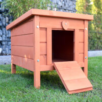 Hasenstall Nido, Kleintierhaus aus Holz mit Rampe und schützendem Dach.