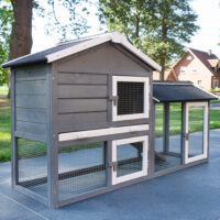 Hasenstall mit integriertem Freigehege und wettergeschütztem Unterschlupf.
