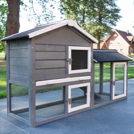 Hasenstall mit integriertem Freigehege und wettergeschütztem Unterschlupf.