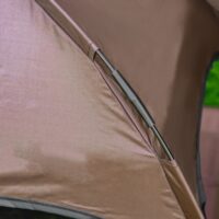 Kaffeefarbenes Haustierbett mit Baldachin aus atmungsaktivem Stoff.