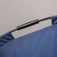 Dunkelblaues Haustierbett mit Baldachin für Outdoor-Nutzung.